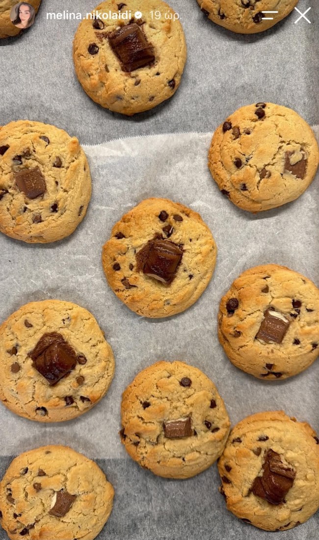 Η Μελίνα Νικολαΐδη φτιάχνει σπιτικά cookies στην κουζίνα του σπιτιού της στη Νέα Φιλοθέη
