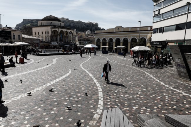Έρημη πόλη η Αθήνα - Άδειοι οι δρόμοι, κλειστά τα μαγαζιά [εικόνες]
