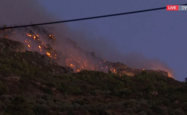 Φωτιά πάνω από το Ξυλόκαστρο: Κραυγή αγωνίας από τον δήμαρχο - Νέο 112 για εκκένωση - Θα δοθεί μάχη όλη τη νύχτα [βίντεο]