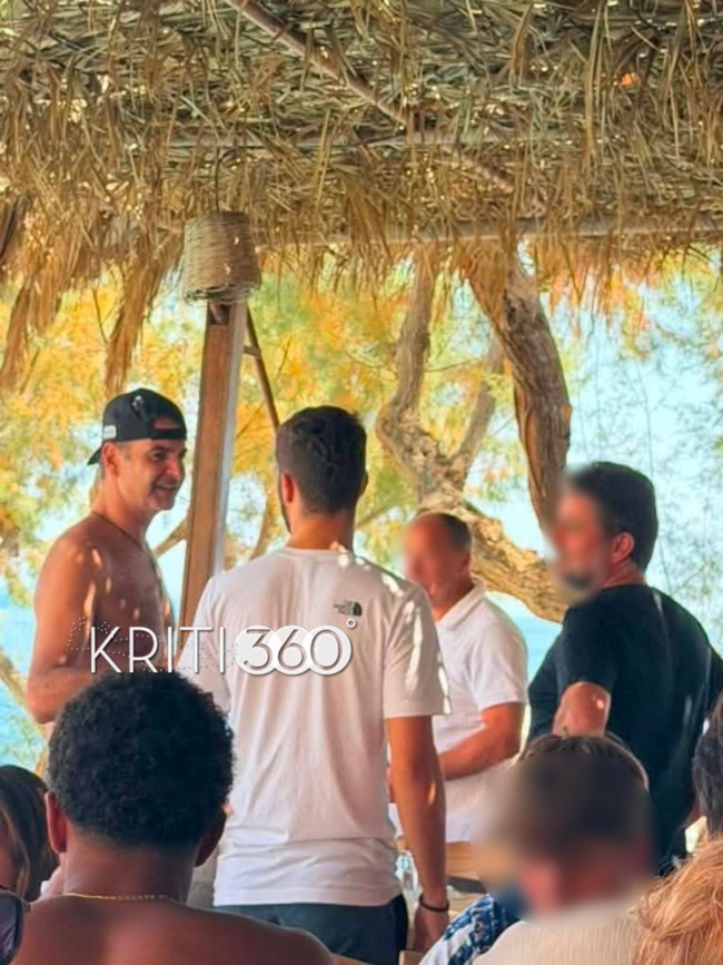 Ο Κυριάκος Μητσοτάκης για διακοπές στα Χανιά - Με μαγιό και ανάποδο καπέλο σε παραλία