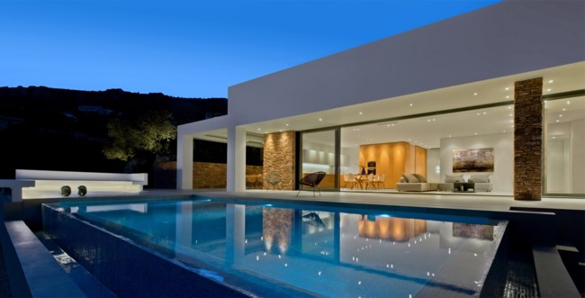 Μια εξοχική κατοικία στο Τολό που σε προσκαλεί να ταξιδέψεις προς τα εκεί (έστω και νοερώς)