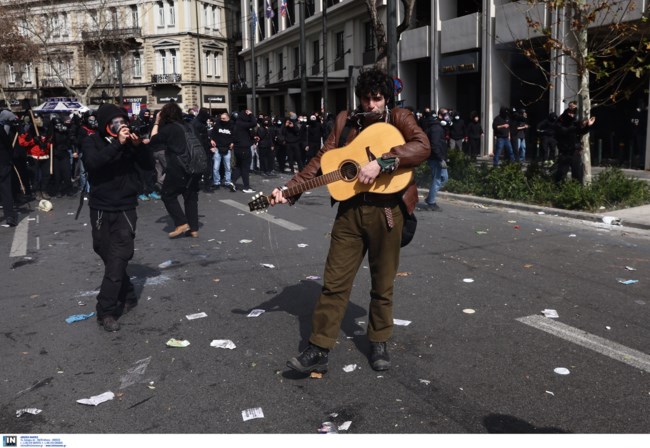 Τέμπη: "Πακιστανός είσαι;" - Η στιγμή που τα ΜΑΤ βρίζουν και σπρώχνουν τον κιθαρίστα στο συλλαλητήριο