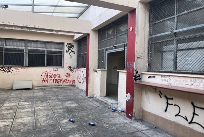 Θεσσαλονίκη: Εκκένωση κατάληψης στην Ιατρική Σχολή του ΑΠΘ [εικόνες]