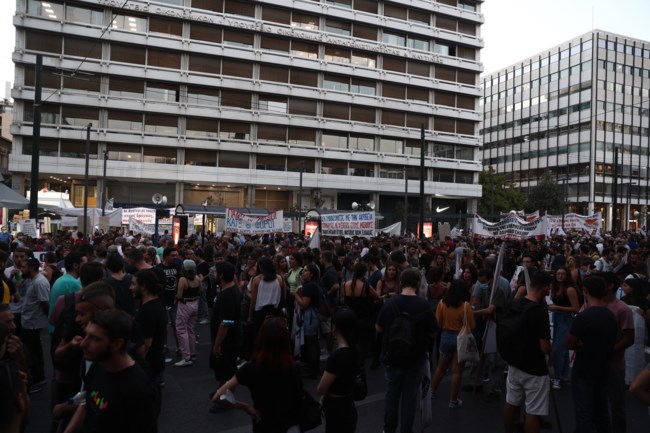 Κυκλοφοριακό κομφούζιο στην Αθήνα: Κλειστό το Σύνταγμα - Διακοπή της κυκλοφορίας λόγω συγκέντρωσης [Εικόνες]