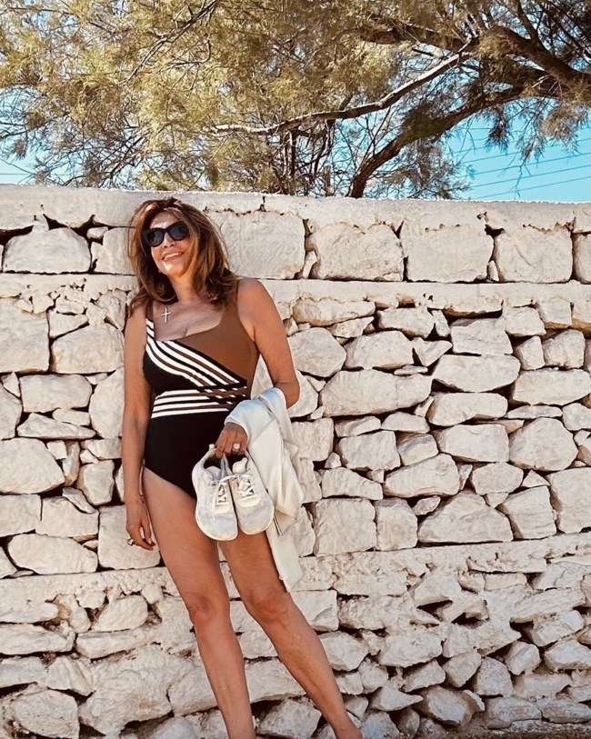 Η Μιμή Ντενίση με το πιο κομψό ολόσωμο μαγιό στην Κίμωλο - Διχρωμία και animal print