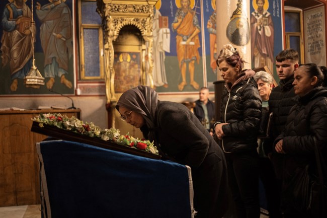 Βόρεια Μακεδονία: Θρήνος και οργή στις κηδείες των 59 θυμάτων - Ανατριχιάζουν οι  εικόνες με τους φρεσκοσκαμμένους τάφους