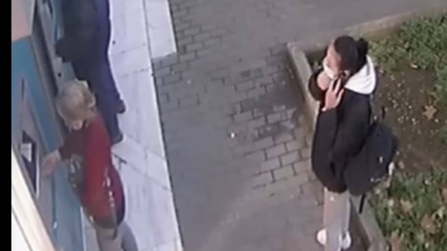 Βίντεο ντοκουμέντα: Πώς δρούσε η σπείρα με τις Βουλγάρες - Έκλεβαν τις κάρτες από ηλικιωμένες και άδειαζαν τους λογαριασμούς