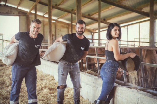 ΣΕΞΙ ΑΓΡΟΤΕΣ ΦΑΡΣΑΛΑ