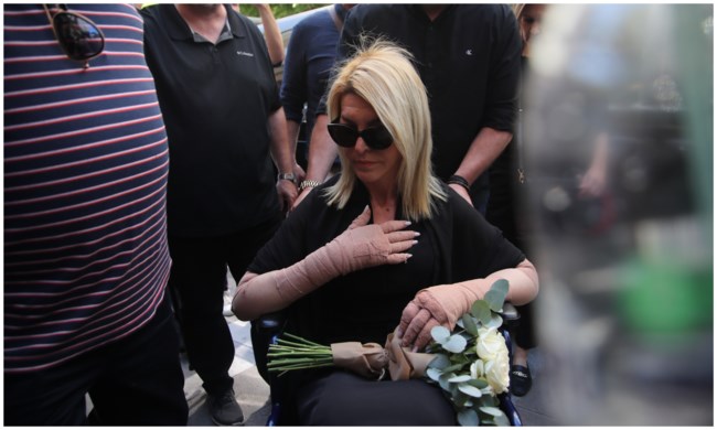 Κηδεία Βάγιας Νέστορα: Σε αναπηρικό καροτσάκι η κόρη της - Παρουσία του πρωθυπουργού και της πολιτικής ηγεσίας το τελευταίο αντίο
