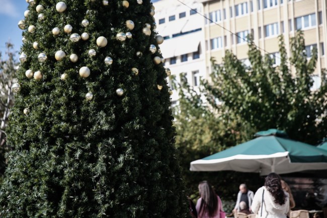 Γιατί "κάνουν φτερά" οι μπάλες του χριστουγεννιάτικου δέντρου στην πλατεία Κλαυθμώνος