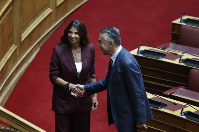 Με θρησκευτικό όρκο η Πόπη Tσαπανίδου μπήκε στη Βουλή: "Έχουμε πολλά να πούμε στη συνέχεια" [εικόνες]