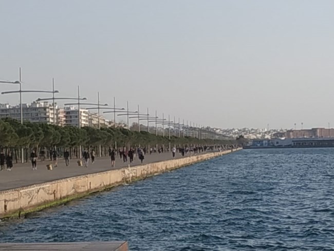 Απαγόρευση κυκλοφορίας: Κλείνει τη νέα παραλία ο Ζέρβας στη Θεσσαλονίκη- Εικόνες από τη κοσμοσυρροή