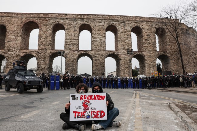 Bloomberg: Τι σημαίνει η προφυλάκιση του Ιμάμογλου - "Γιατί τώρα" - Κατέρρευσαν οι μετοχές