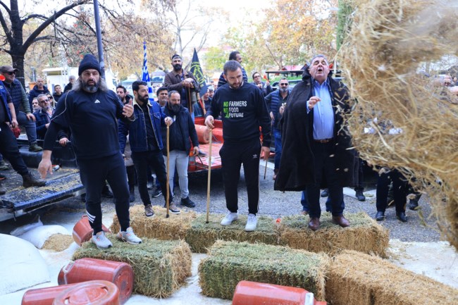 Οργισμένοι οι κτηνοτρόφοι στη Λάρισα – Έχυσαν γάλα και ζωοτροφές μπροστά από το Δικαστικό Μέγαρο [εικόνες - βίντεο]