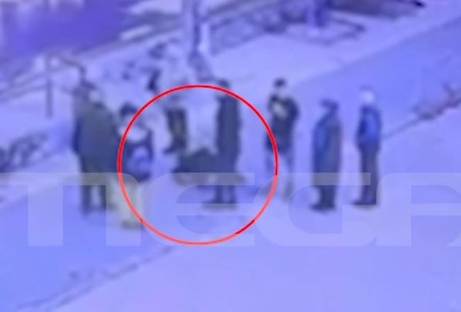 Καλλιθέα: Βίντεο ντοκουμέντο από τη στιγμή που 17χρονος καταρρέει μετά την επίθεση ομάδας 15 ανηλίκων