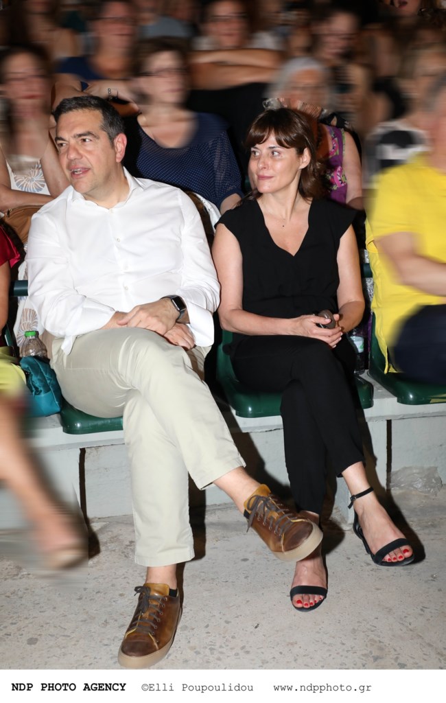 Τσίπρας και Μπαζιάνα στην πρώτη σειρά της παράστασης "Μόνος με τον Αμλετ" - Οι φωτό με Χειλάκη στα παρασκήνια