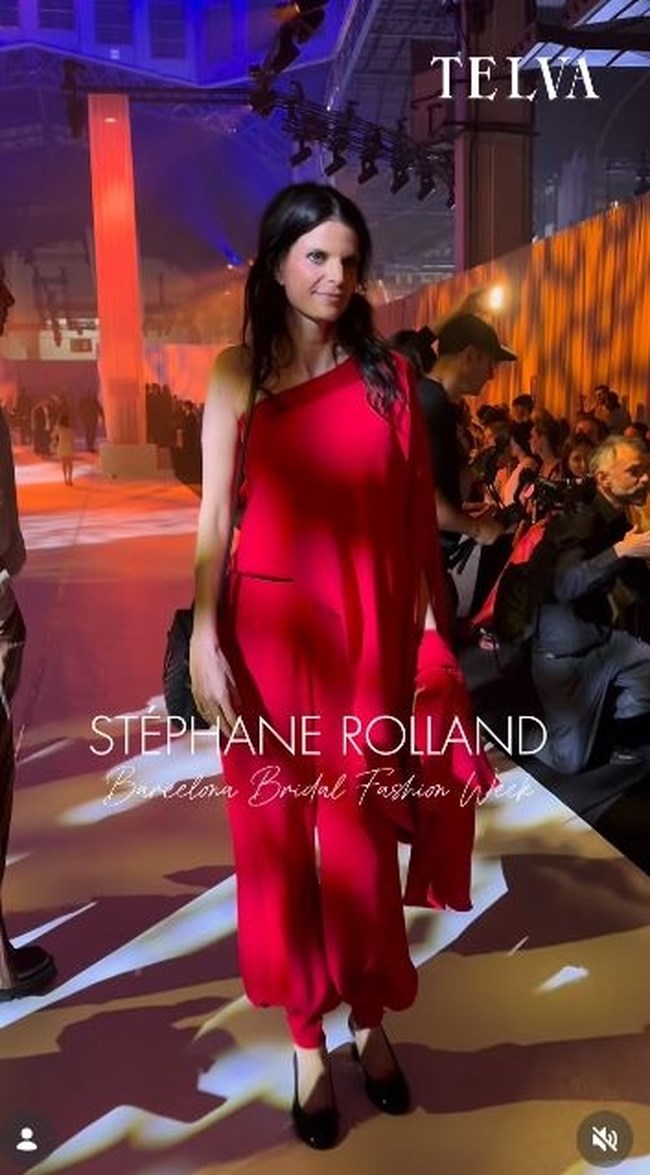 H Aθηνά Ωνάση με κόκκινο σαλβάρι στην επίδειξη μόδας του Στεφάν Ρολάν στη Βαρκελώνη - Με άρωμα Ανατολής το σύνολό της