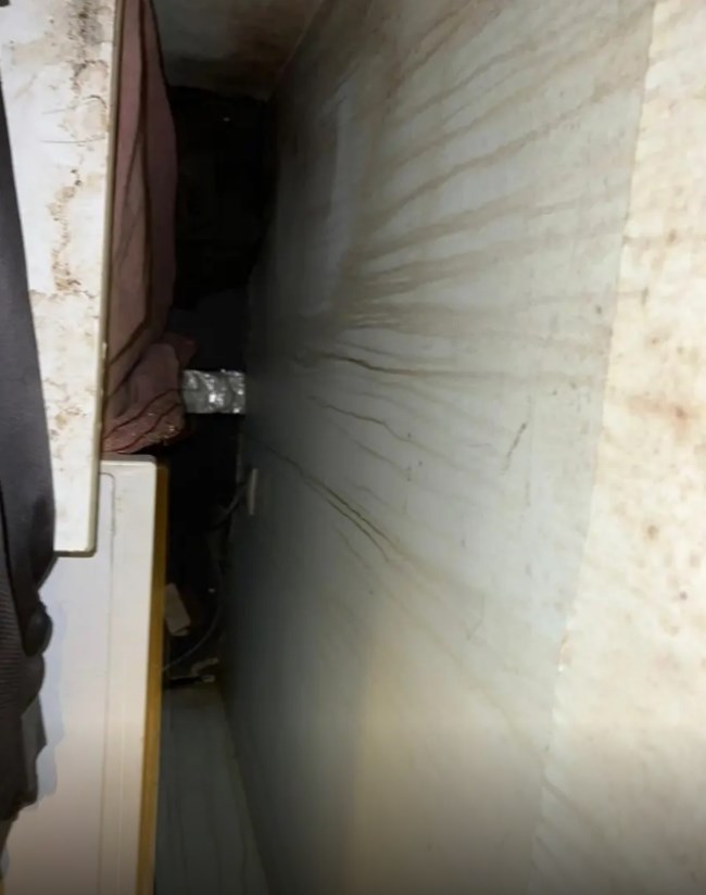 Γέρακας: Η... απίστευτη κρύπτη πίσω από το πλυντήριο στο σπίτι 53χρονης που αναζητούσε η ΕΛΑΣ- Είχε καταδικαστεί σε φυλάκιση