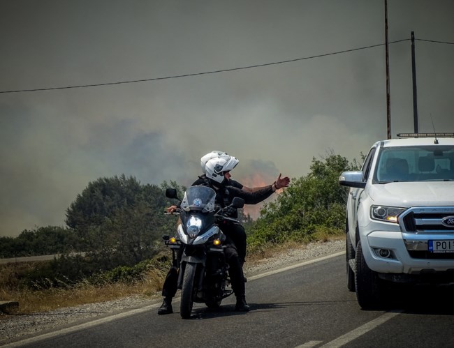 Στις φλόγες η Ρόδος για 7η μέρα: Εκκενώνεται και η Κάλαθος - Τρία ενεργά μέτωπα, αναζωπυρώσεις και άνεμοι έως 8 μποφόρ