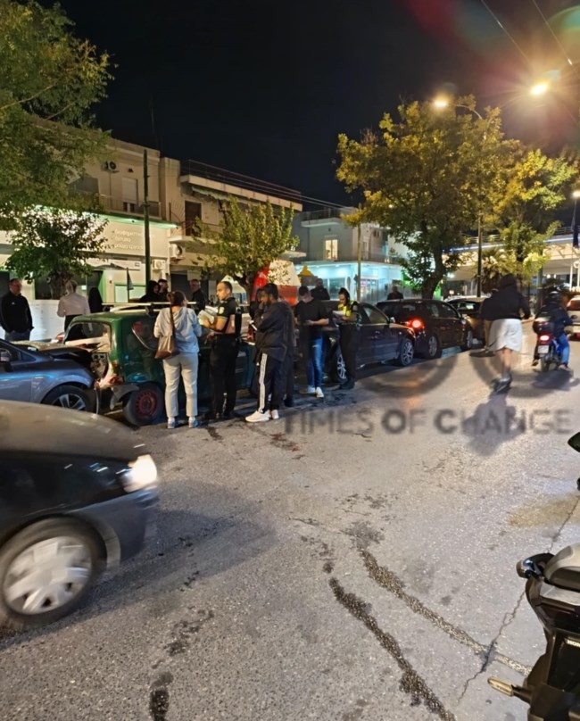 Τροχαίο στον Κολωνό: Καραμπόλα 5 οχημάτων στη Λένορμαν - Πληροφορίες για ελαφρά τραυματίες [εικόνες]