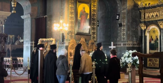 Λαϊκό προσκύνημα: Πλήθος κόσμου στον αποχαιρετισμό του Μητροπολίτη πρώην Θεσσαλονίκης Άνθιμου - Το Σάββατο η κηδεία