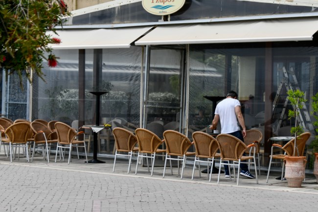 Πυρετώδεις προετοιμασίες για το άνοιγμα των καταστημάτων σε όλη τη χώρα [εικόνες]