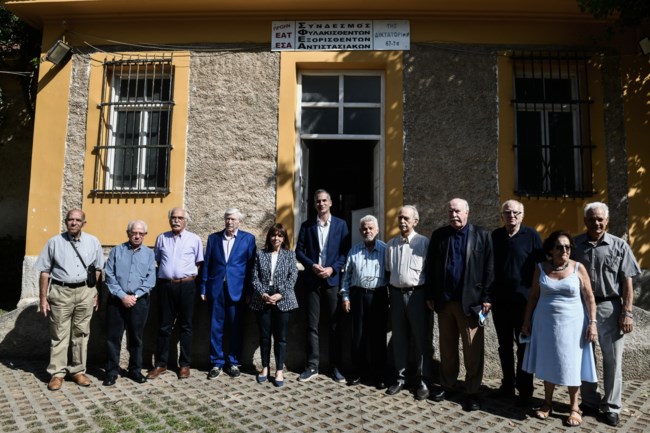Σπύρος Μουστακλής: H Κατερίνα Σακελλαροπούλου κατέθεσε στεφάνι στην προτομή του στο Πάρκο Ελευθερίας
