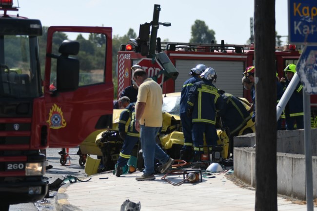 Σοβαρό τροχαίο στη Λάρισα: Σφοδρή σύγκρουση αυτοκινήτων – Δύο οι τραυματίες [εικόνες]