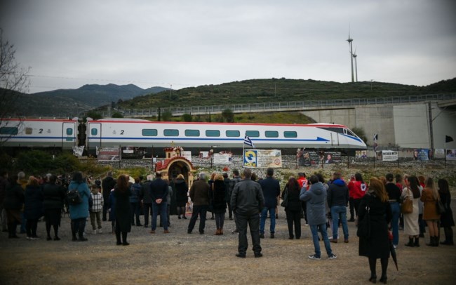 Τέμπη: Σε κλίμα συγκίνησης το τρισάγιο για τα 57 θύματα της τραγωδίας – "Είναι ξεκάθαρη συγκάλυψη" [εικόνες]