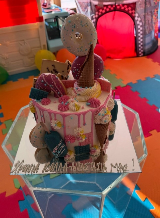 Δούκισσα Νομικού: Η κόρη της Αναστασία Θεοδωρίδη έγινε 5 ετών - Η εντυπωσιακή τούρτα που έκοψε στο σχολείο της