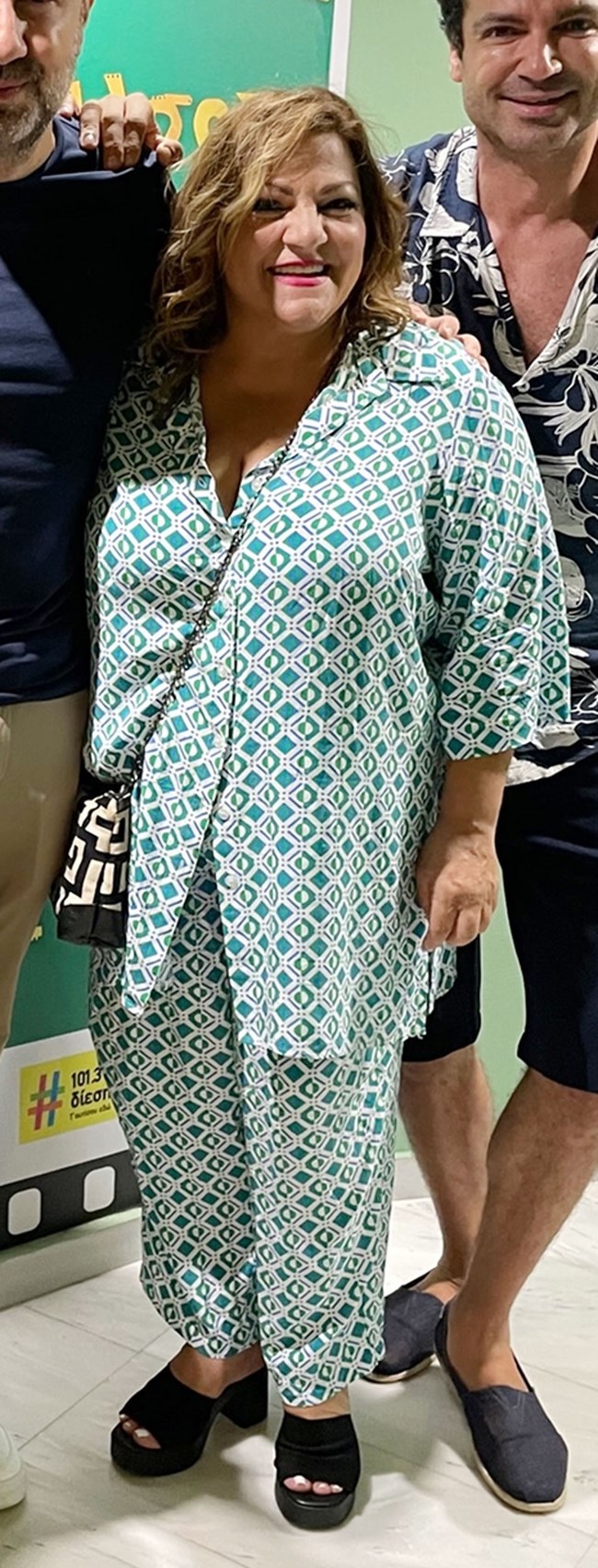 To δροσερό pajama look της Βίκυς Σταυροπούλου: Το εμπριμέ σύνολο που συνδύασε ιδανικά με μαύρα mules