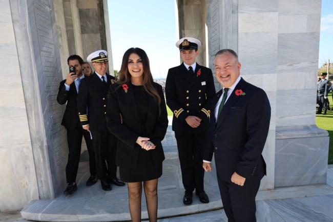 Κίμπερλι Γκίλφοϊλ: Με μαύρο μίνι και παπαρούνα στο πέτο στην εκδήλωση μνήμης για τους πεσόντες των Παγκοσμίων Πολέμων [εικόνες]