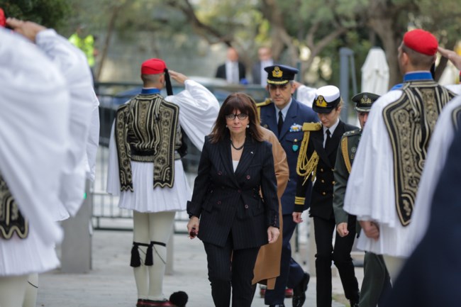 Έπαρση της ελληνικής σημαίας στην Ακρόπολη: Η πρώτη για την Σακελλαροπούλου [εικόνες]