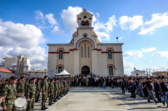 Τυμπάκι: Με στρατιωτικές τιμές από άγημα το τελευταίο αντίο στον 19χρονο Ραφαήλ – Με ελληνική σημαία το φέρετρο
