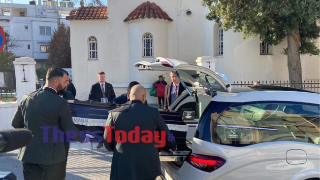 Θρήνος στη Θεσσαλονίκη: Το τελευταίο αντίο στη δολοφονημένη Γεωργία - Τραγική φιγούρα η 13χρονη κόρη της [εικόνες]