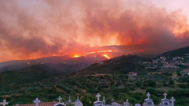 Ανεξέλεγκτη η φωτιά στην Κεφαλονιά: Εκκενώθηκαν και άλλοι οικισμοί - Alert της Πολιτικής Προστασίας [Βίντεο]