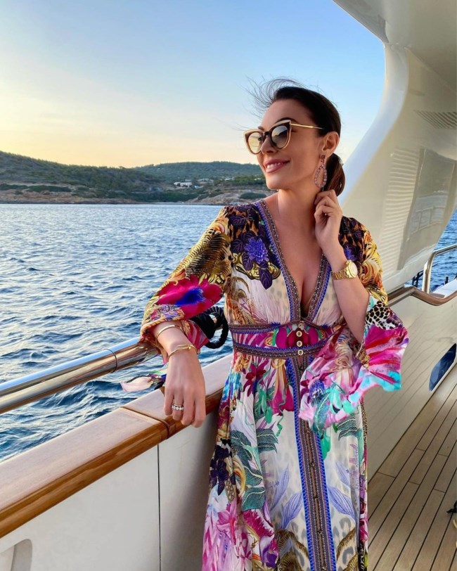 Τατιάνα Στεφανίδου: Ξυπόλητη με tropical print φόρεμα σε πολυτελές σκάφος- Η yachting βάφτιση και ο Νίκος Ευαγγελάτος