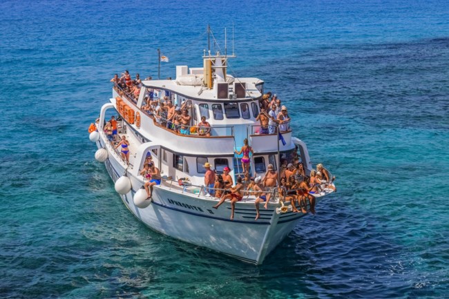 Διπλό χτύπημα με νέα τέλη σε κρουαζιέρα, ξενοδοχεία και AirBnB: "Ταρίφα" 20 ευρώ για Μύκονο και Σαντορίνη