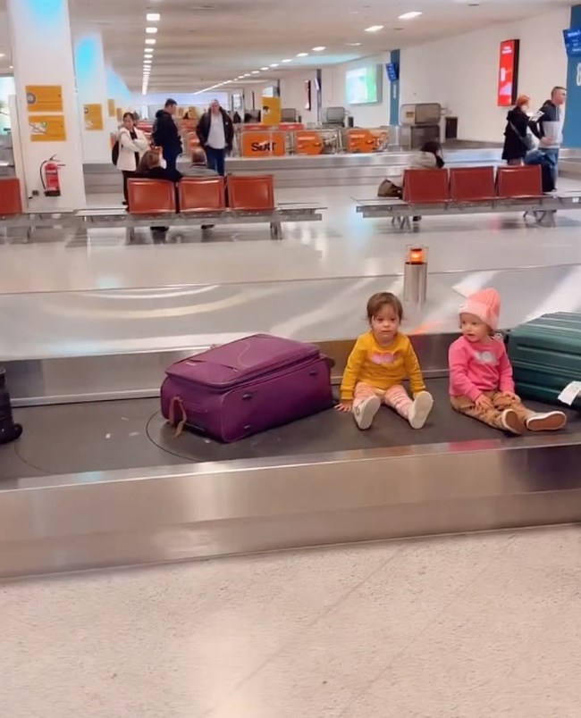 Αριάνα και Φιλίππα Τανιμανίδη: Έκαναν βόλτα στον ιμάντα αποσκευών μαζί με τις βαλίτσες στο αεροδρόμιο