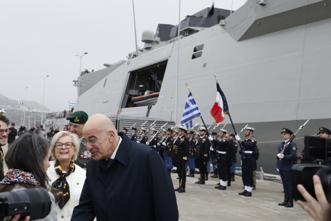 Η άφιξη Δένδια με τη Γαλλίδα υπουργό Αμυνας στην υπερσύγχρονη φρεγάτα "Κίμων" [βίντεο]