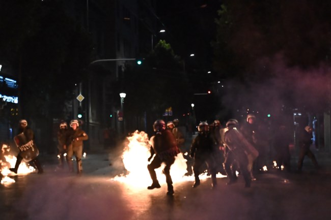 Επεισόδια στο Σύνταγμα: Μολότοφ και κρότου λάμψης - Καταγγελίες για αδιάκριτη χρήση χημικών σε διαδηλωτές [βίντεο]