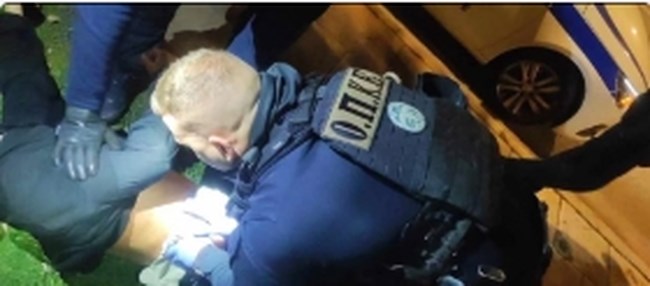 Βοτανικός: Αιμόφυρτος οδήγησε ο 34χρονος που τον πυροβόλησαν - Η στιγμή που οι αστυνομικοί δίνουν τις πρώτες βοήθειες