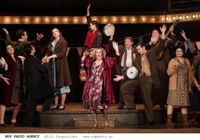 Πλήθος επωνύμων στην πρεμιέρα της παράστασης "Η μητέρα του σκύλου" με την Υρώ Μανέ