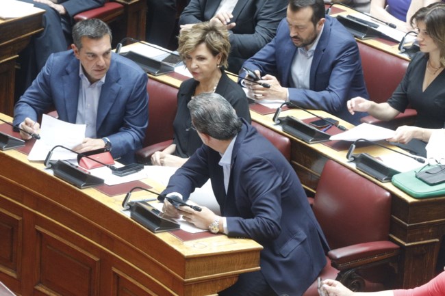 Άλλαξε θέση ο Τσίπρας στη Βουλή - Ο Σωκράτης Φάμελλος στη θέση του προέδρου της ΚΟ ΣΥΡΙΖΑ [εικόνες]