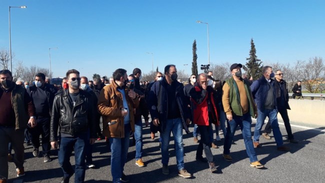 Μπλόκο Νίκαιας: Οι αγρότες της Θεσσαλίας έκλεισαν την Εθνική Οδό [Εικόνες - Βίντεο]