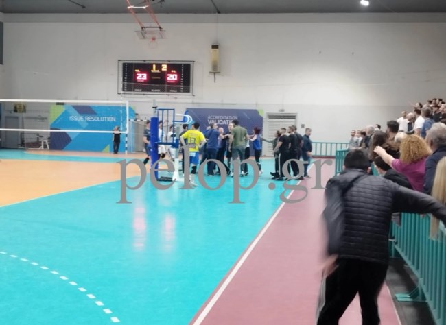 Εικόνες ντροπής στην Πάτρα: Οπαδός έριξε μπουνιά σε προπονητή και χτύπησε παίκτη σε αγώνα βόλεϊ