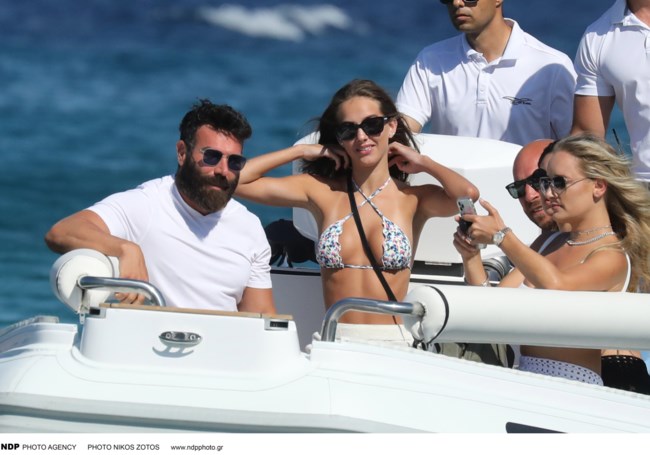 Dan Bilzerian: Ο  βασιλιάς του Instagram σε εστιατόριο της Μυκόνου με αιθέρια ύπαρξη στο πλευρό του [Εικόνες]