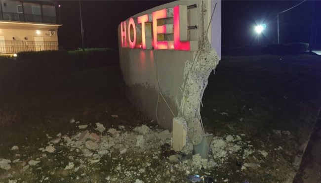 Θεσσαλονίκη: Ηλικιωμένος αποκοιμήθηκε στο τιμόνι και έπεσε σε πινακίδα ξενοδοχείου - Τρεις τραυματίες [εικόνες - βίντεο]