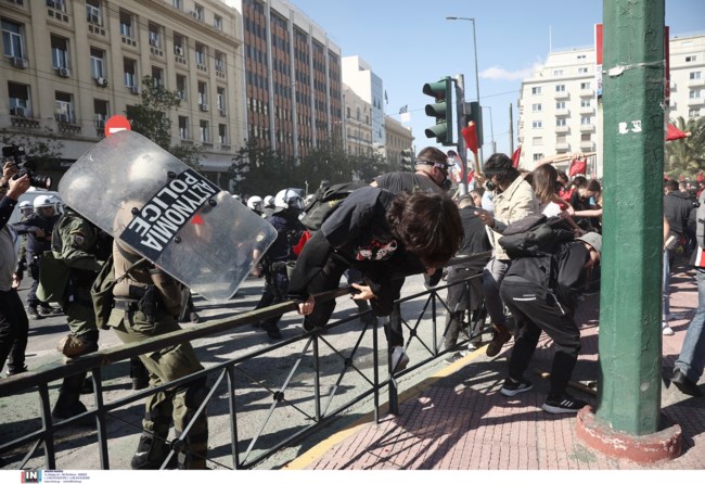 ΕΛΑΣ: Προκαταρκτική έρευνα για τον άνδρα των ΜΑΤ που χτυπά φοιτήτρια στο κεφάλι με την ασπίδα [Εικόνες - Βίντεο]