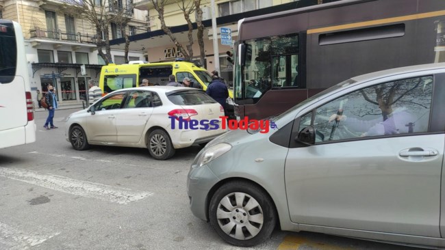 Τροχαίο με λεωφορείο στο κέντρο της Θεσσαλονίκης - Μία τραυματίας [εικόνες]